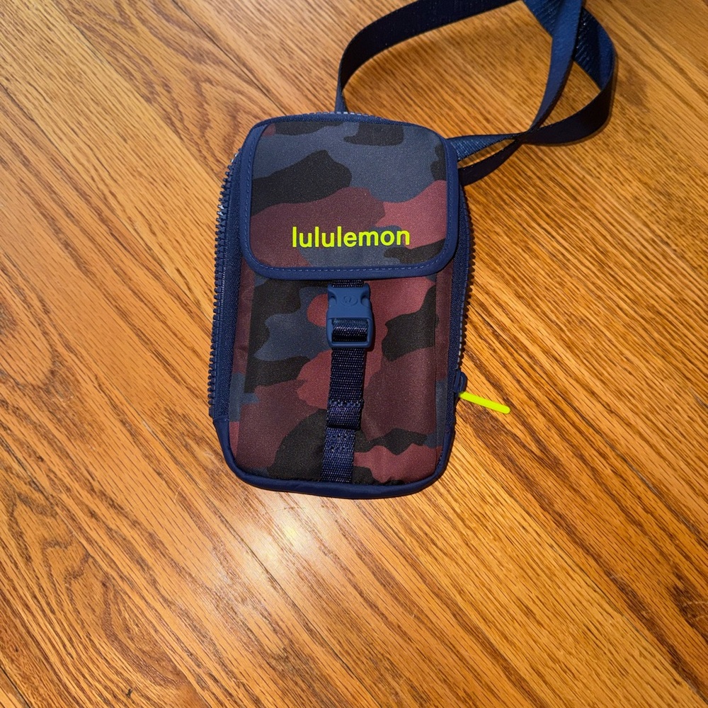 lululemon athletica Camo Crossbody Bag - Picture 5 of 6